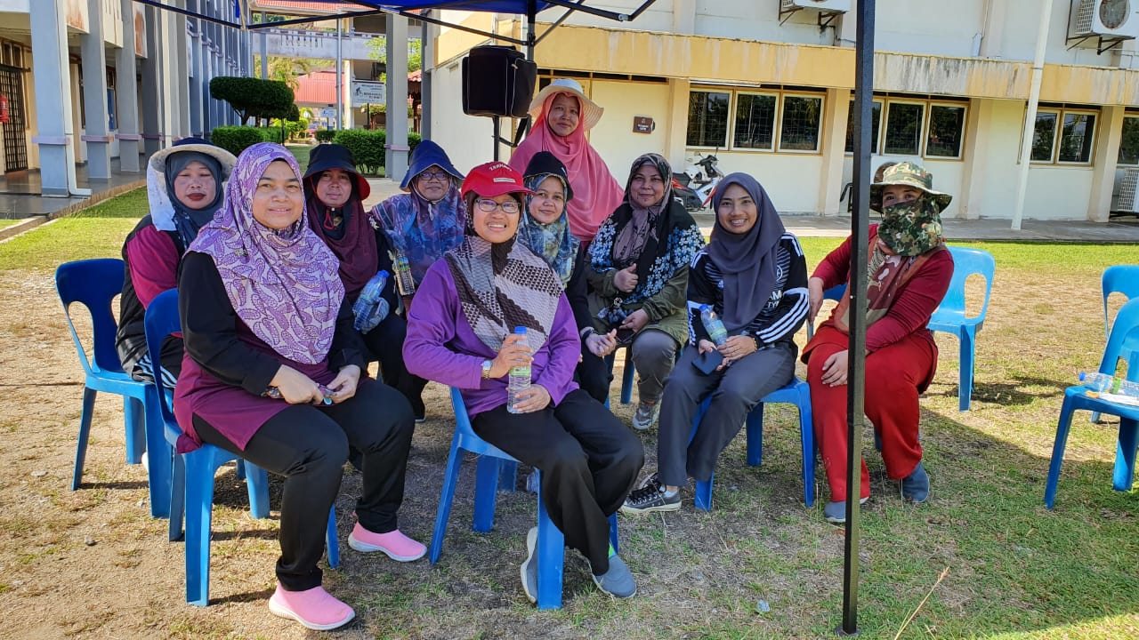 Gotong Royong Membersihkan Tapak Projek Nanas Md2 Uitm Cawangan